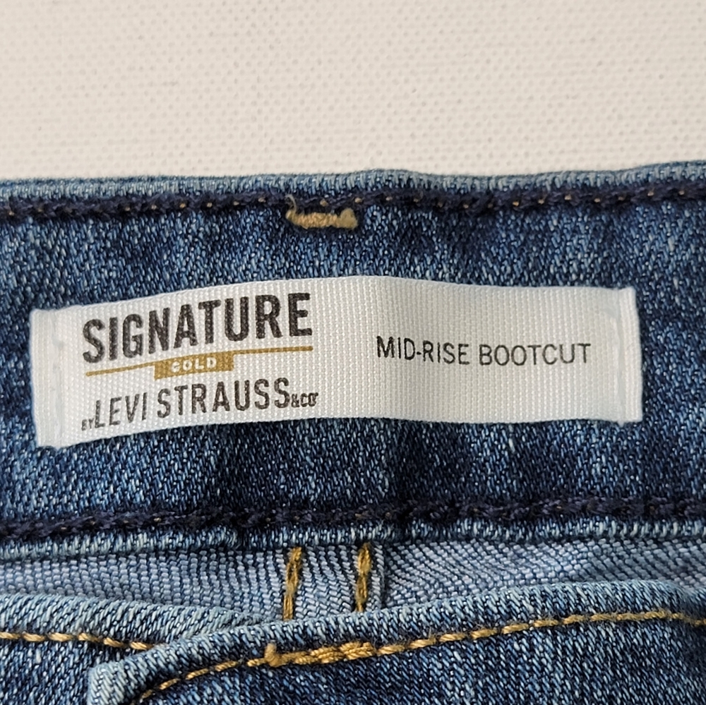 Signature by Levi Strauss & Co. Gold Label Midrise Bootcut Jeans Size 2 Short - Picture 8 of 11